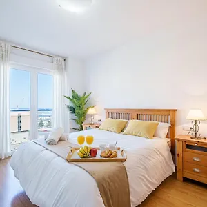 Soho & Sea Views -parking Apartment